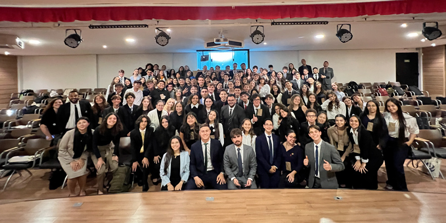 Alunos posam para fotos após participarem da Simulado da ONU