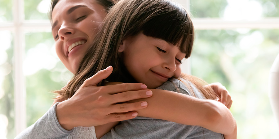 abraço mãe e filha 