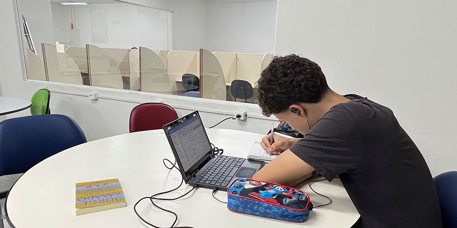 menino estudando com IA 