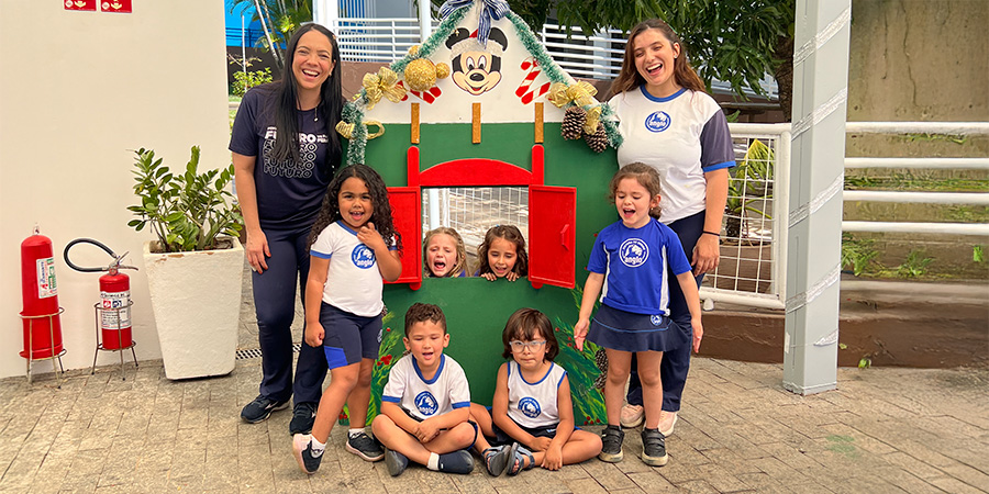 alunos juntos na decoração de Natal 