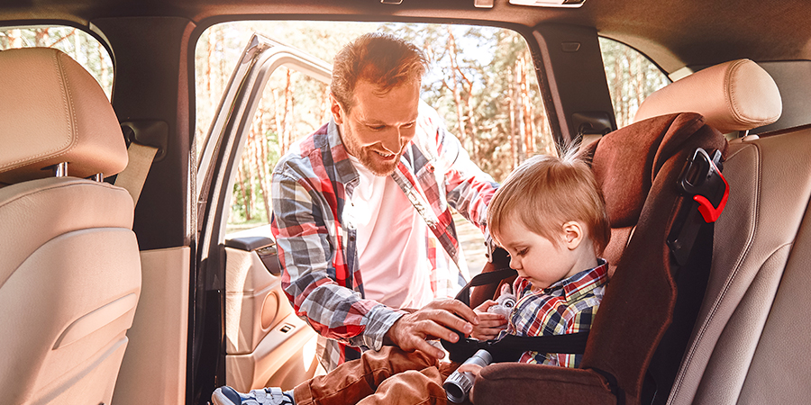criança na cadeirinha do carro 