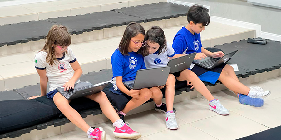 alunos usando notebook 