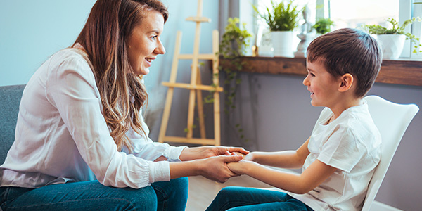 mãe conversa com o filho 