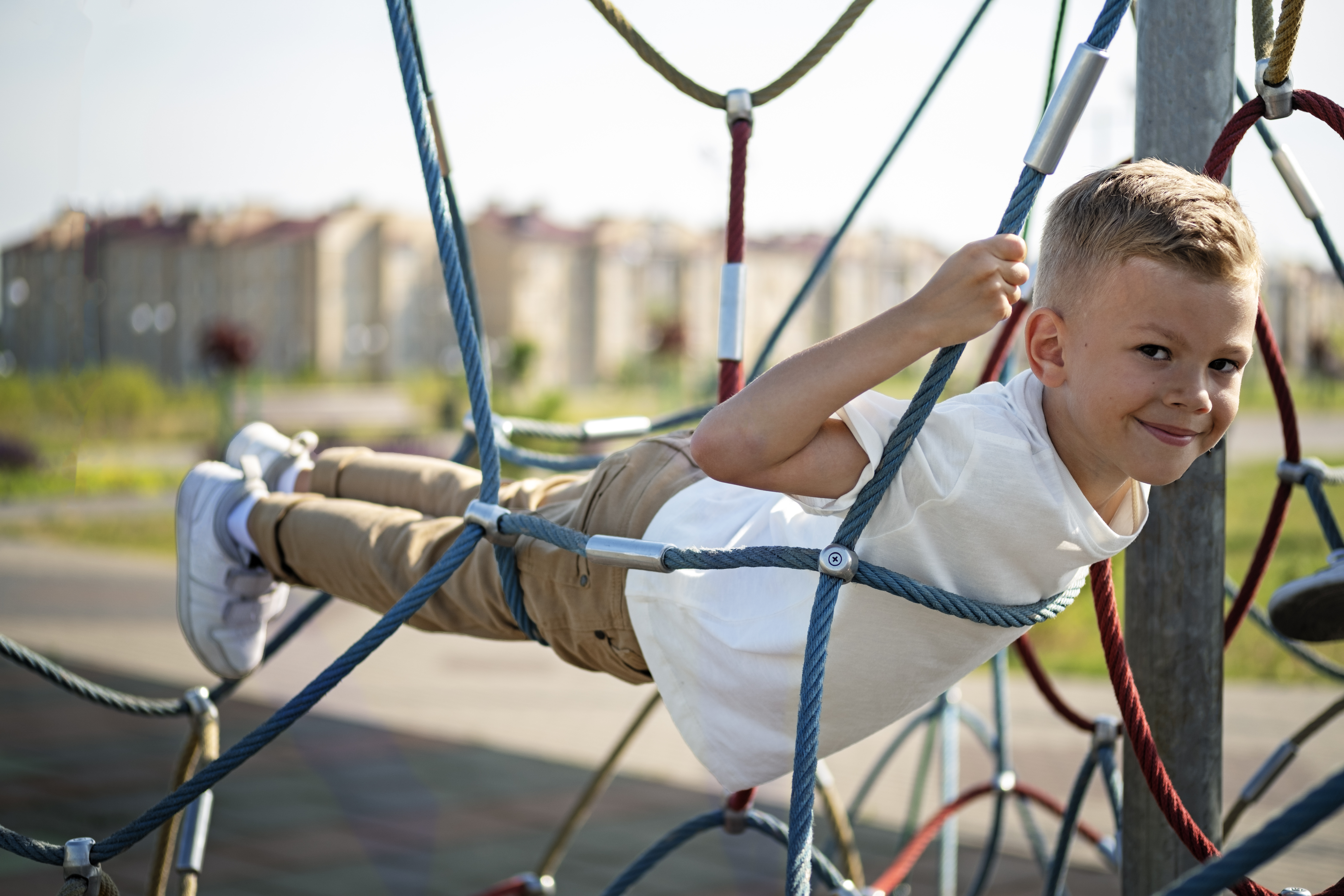 Menino brincando ao ar livre