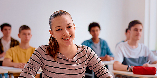 Menina sorrindo na sala de aula 