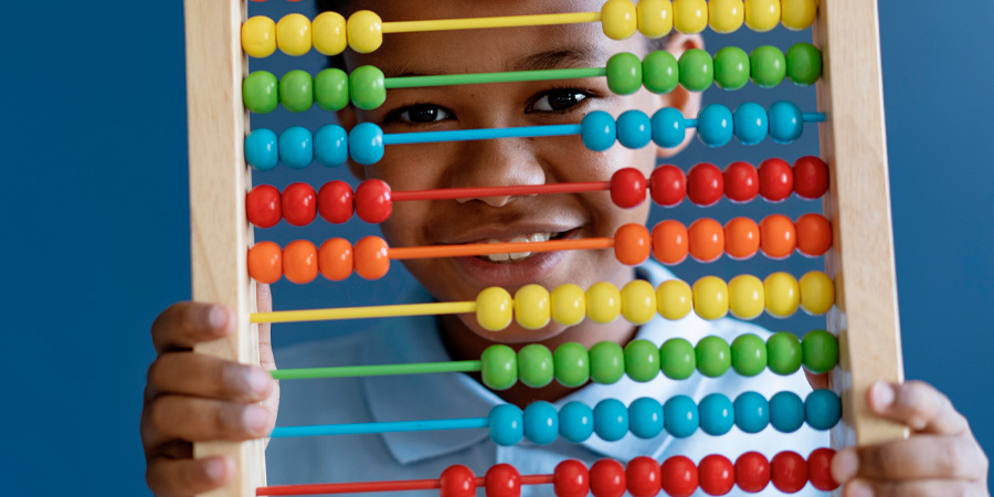 Aluno com um brinquedo matemático