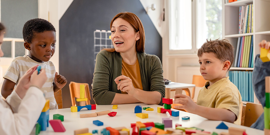 alunos em atividade manual - Desenvolvimento da consciência infantil começa em casa e na escola