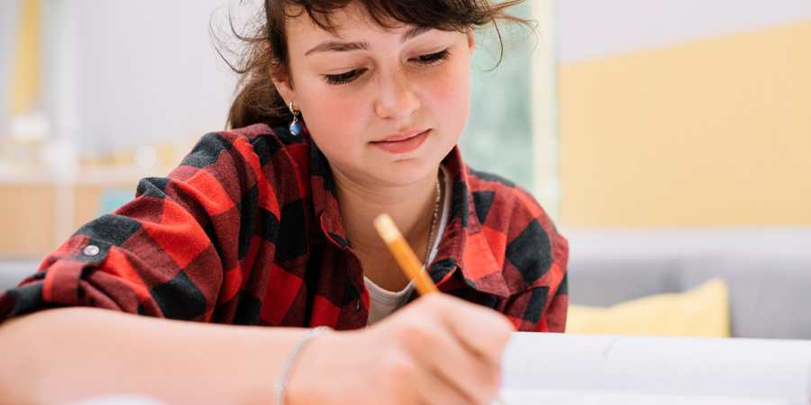 Menina escrevendo uma redação