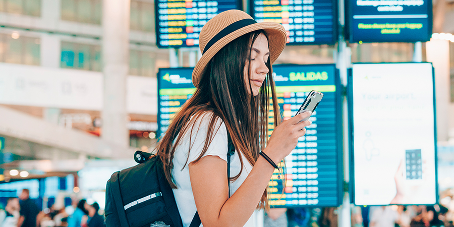 moça no celular - Como um intercâmbio transforma a trajetória do estudante