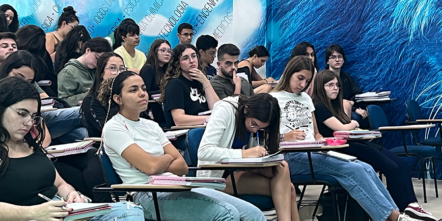 alunos estudando em sala e ansiosos com o início letivo 