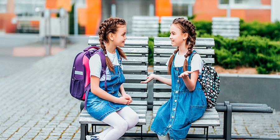 crianças conversando e saiba mais sobre resiliência infantil 
