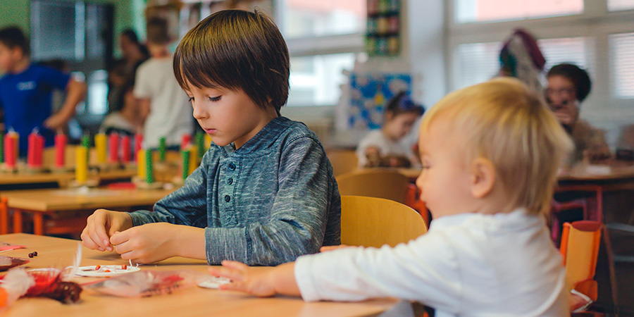 crianças em atividades educativas 