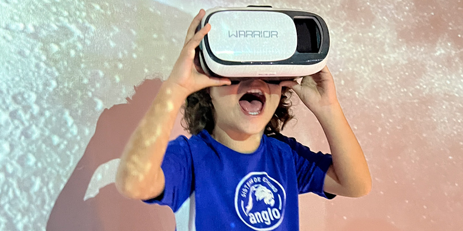 menino vendo realidade virtual no Projeto Tamar IA