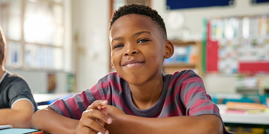 criança pensativa - os alicerces da personalidade: o que molda quem seu filho está se tornando