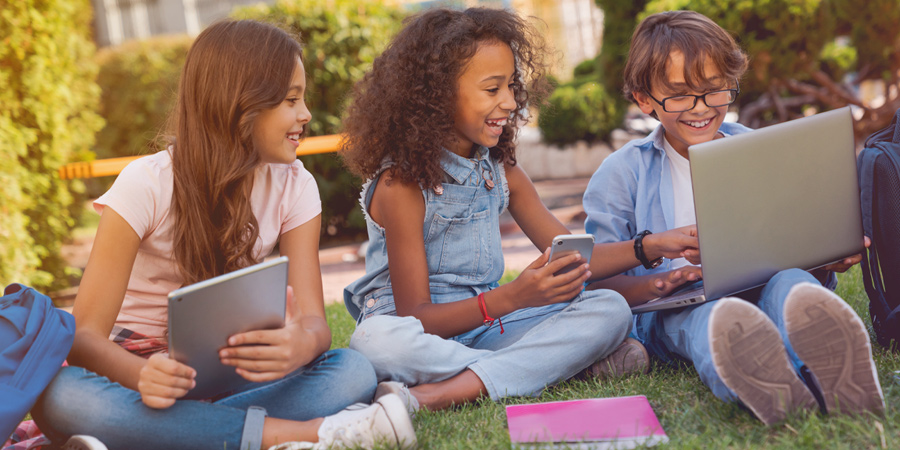 crianças vendo telas - Educação digital exige atenção a riscos e escolhas online