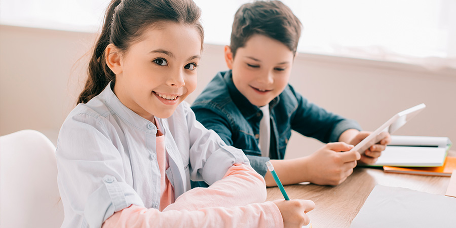 Como lidar com irmãos juntos na escola