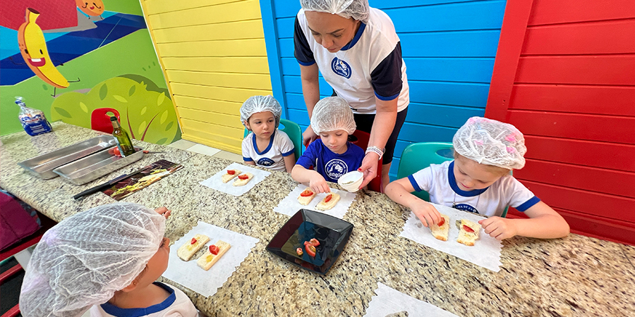 crianças fazendo lanchinho saudável 