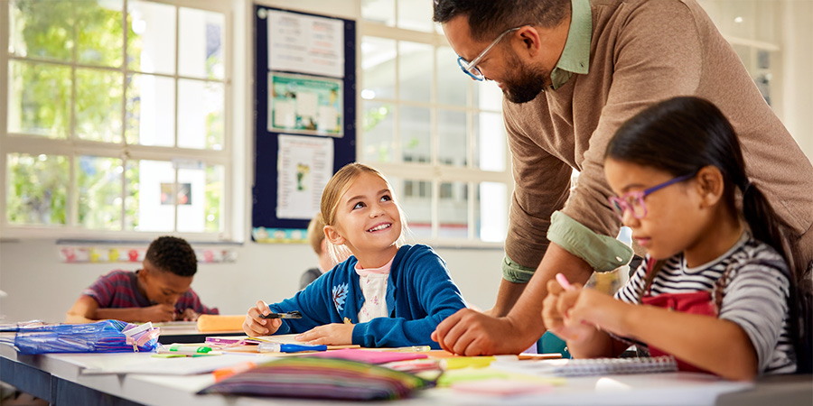 Como o feedback acelera o crescimento dos estudantes na sala de aula