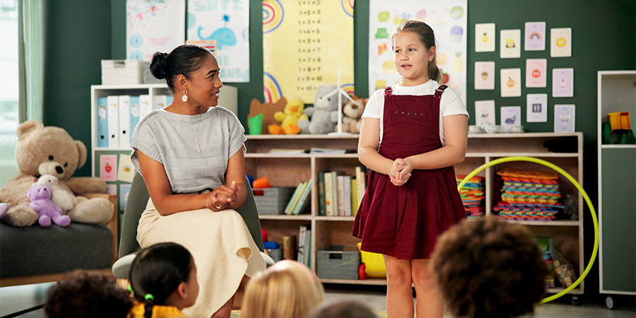 criança em apresentação escolar - como a oratória desenvolve líderes preparados para o futuro