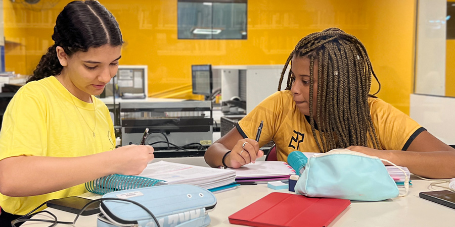 alunos estudando em rotina de atividades e bom desempenho 