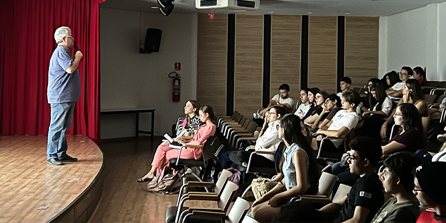 alunos em paletra sobre perigos do vape 