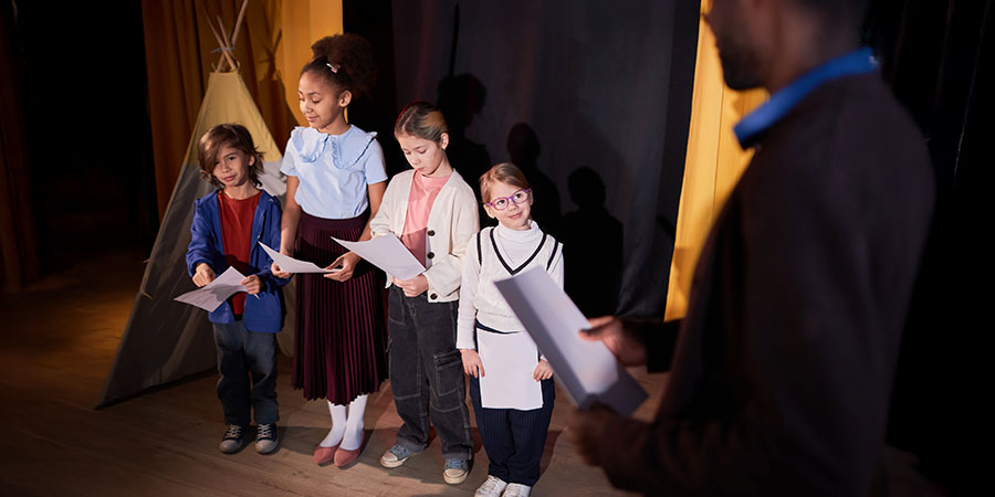 alunos fazendo teatro -  Como o teatro estimula a autoconfiança e o protagonismo dos alunos