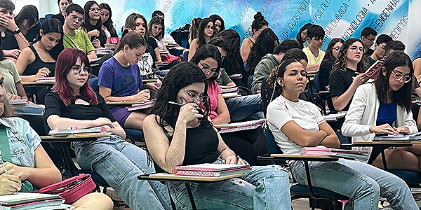 alunos em sala de aula 