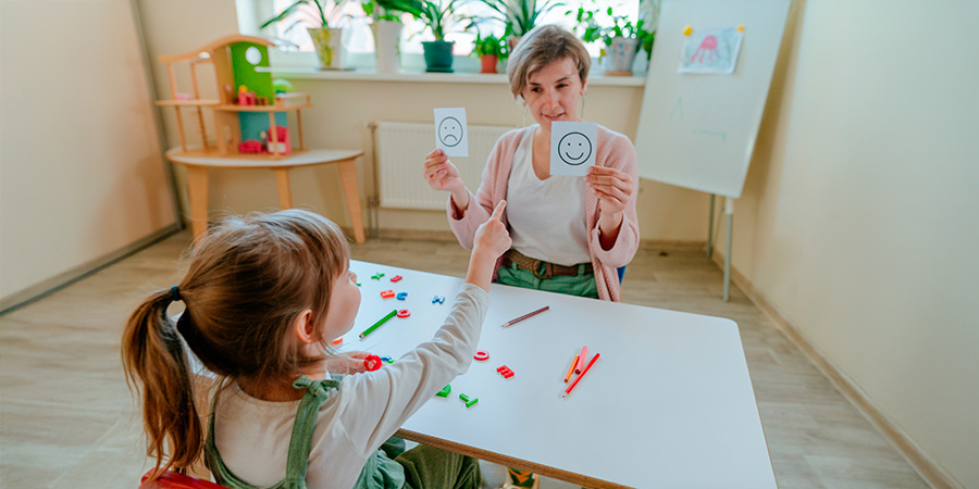 professora ajudando ensinar autoconhecimento para as crianças 
