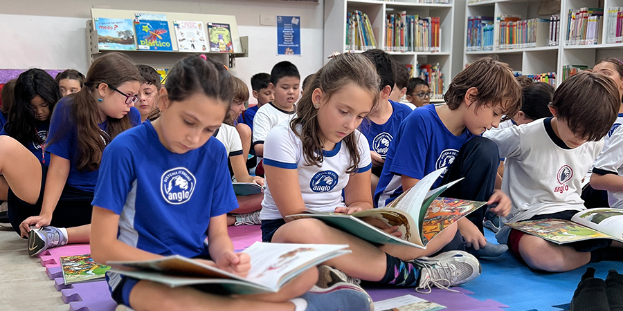 alunos lendo 