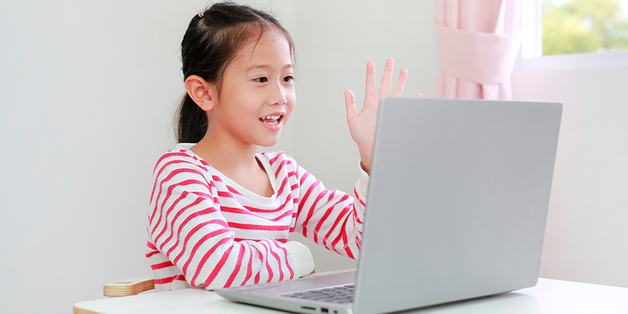 menina usando computador 