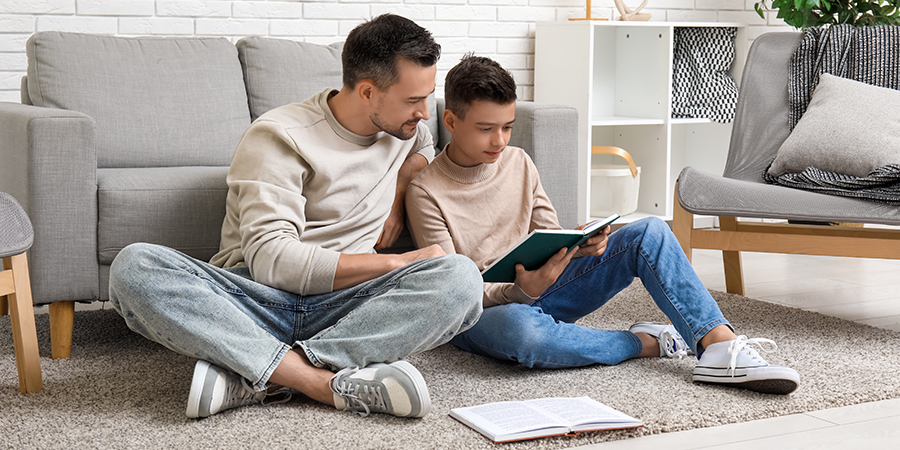 Pai e filho lendo livro juntos 