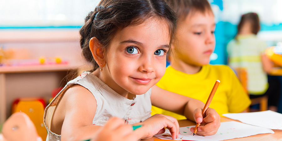 aluna estudando e as fases do desenvolvimento cognitivo