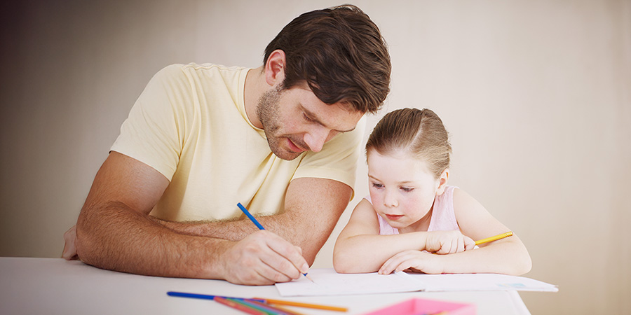 aproveitando momento de convívio ao organizar material escolar 