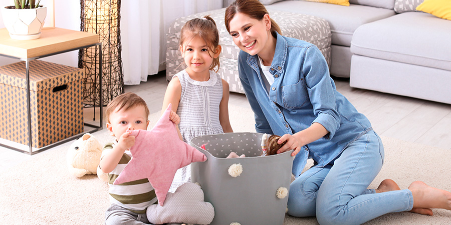 mãe ensinando organização às filhas 