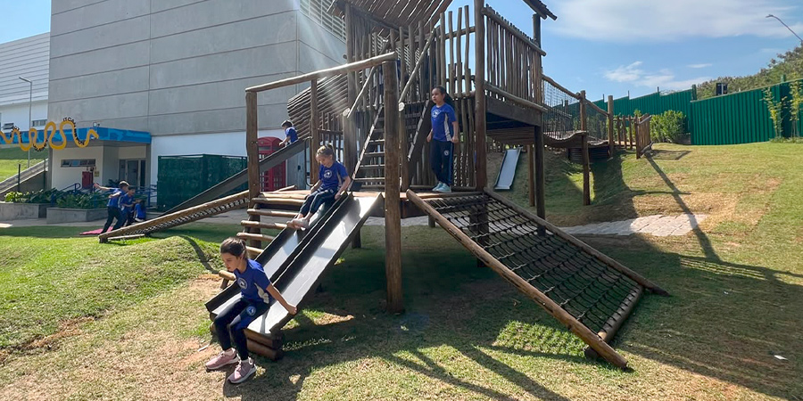 crianças brincam no parquinho do Anglo Sorocaba 