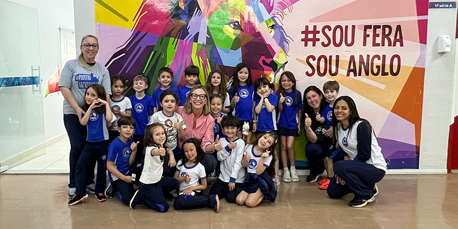 alunos na sala da diretora da escola 