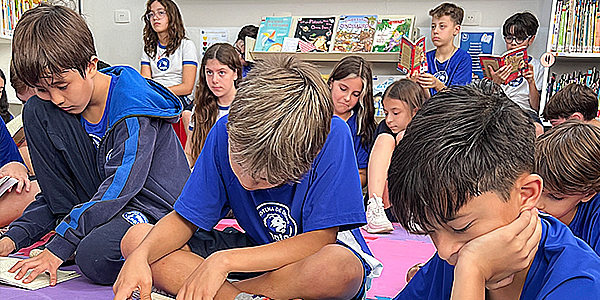 Alunos do Colégio Anglo Sorocaba na biblioteca do colégio lendo, muito interessados