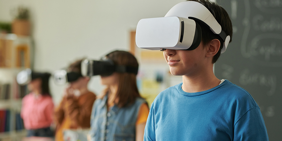 menino vendo óculos de realidade virtual