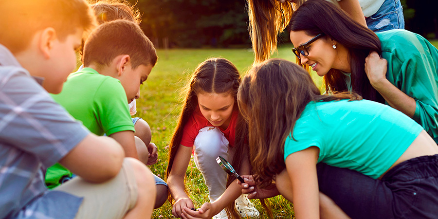 alunos em trabalho de campo - Aprendizagem por projetos transforma o desempenho dos estudantes