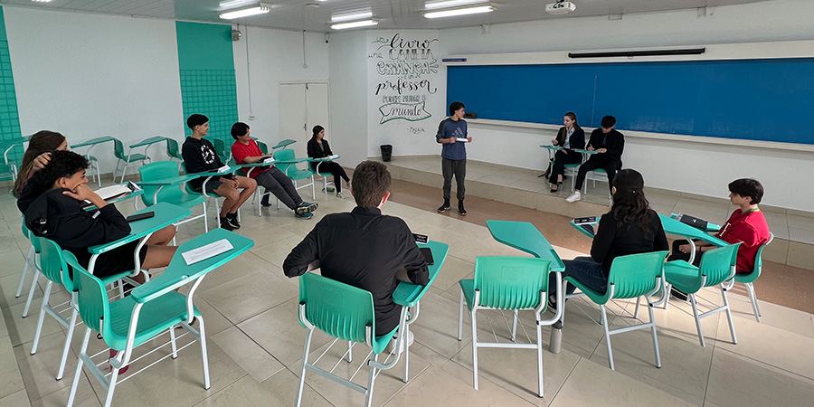 alunos em atividades - Novidade em 2026 Anglo Sorocaba: aulas de Treinamento para Mini Entrevistas