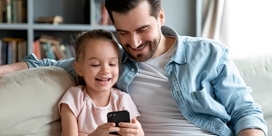 pai e filha vendo celular 