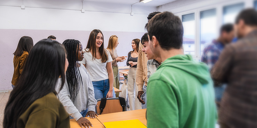 alunos em sala de aula conversando 