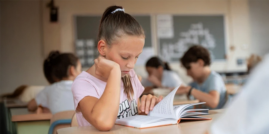 menina lendo - Como a leitura reduz erros ortográficos e fortalece a escrita infantil