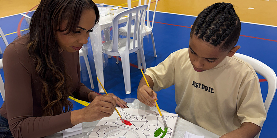 criança brincando nas férias de pintar 