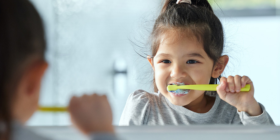 Menina escovando os dentes. 