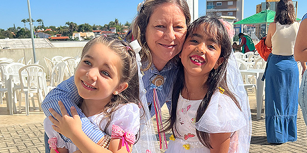 Meninas vestidas em festa junina 