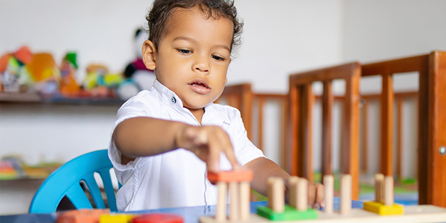 criança brincando de montar - A base do pensamento se forma nos primeiros anos