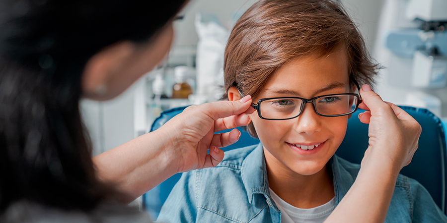 menino com óculos de grau 