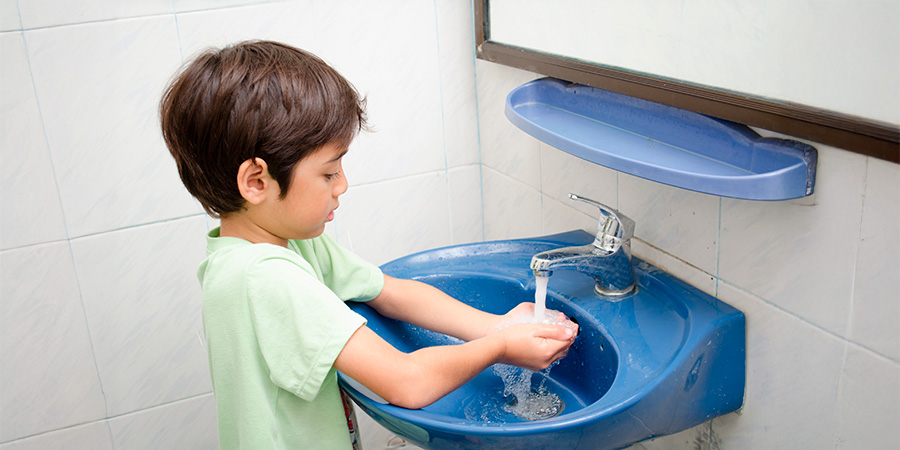 menino lavando as mãos - Brincadeiras e cuidados para transformar a higiene em diversão para as crianças