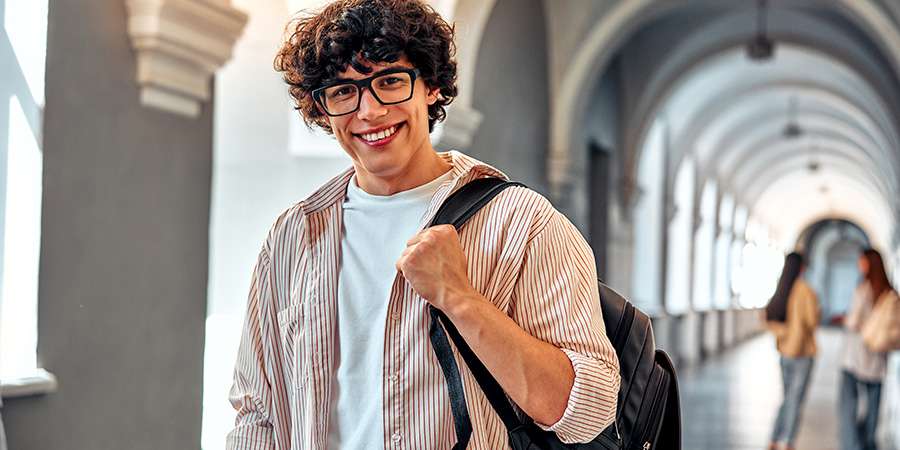 menino com mochila e projeto de vida 